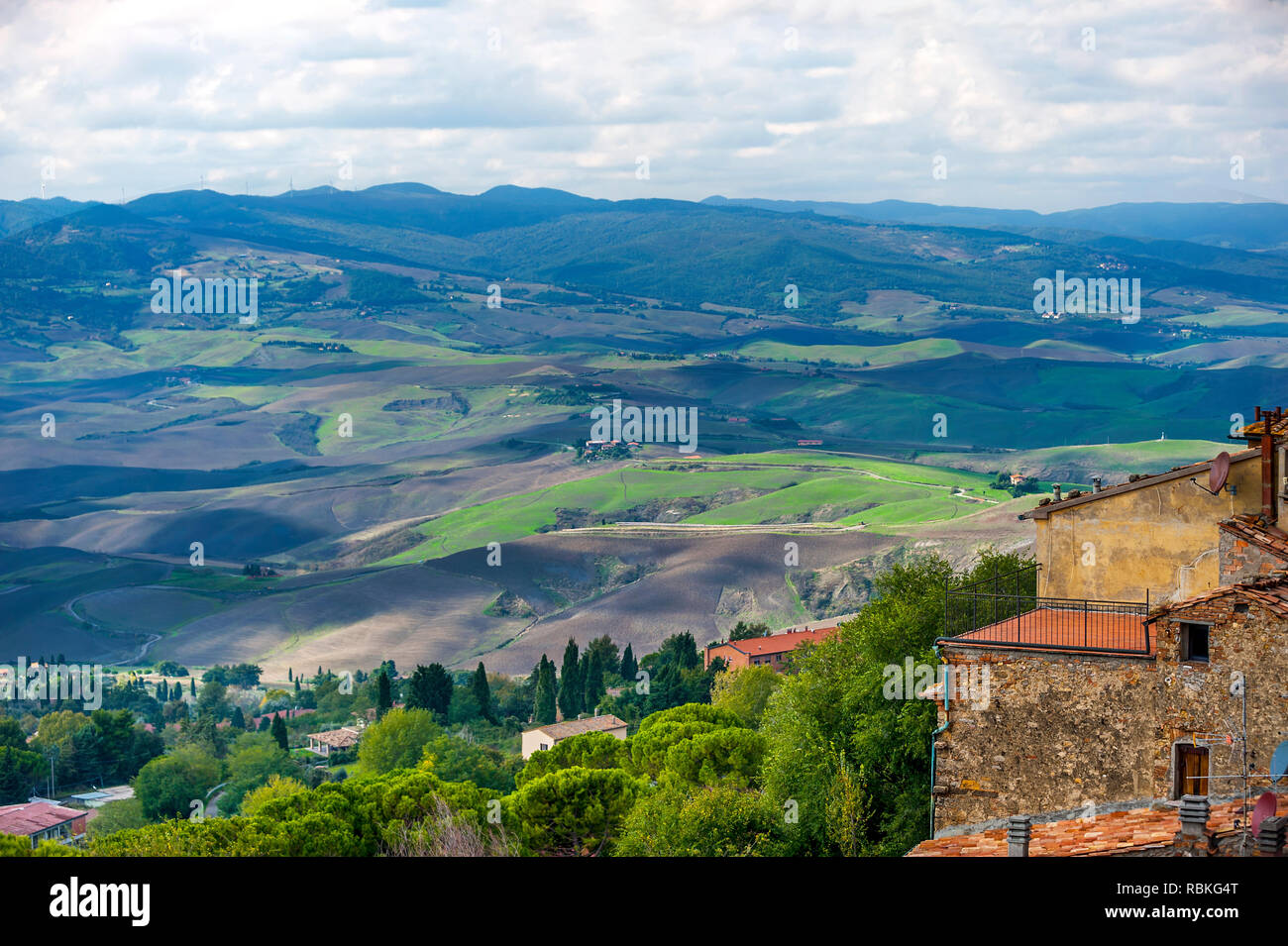 Overview of the Tuscan rolling hills and farmlands Stock Photo