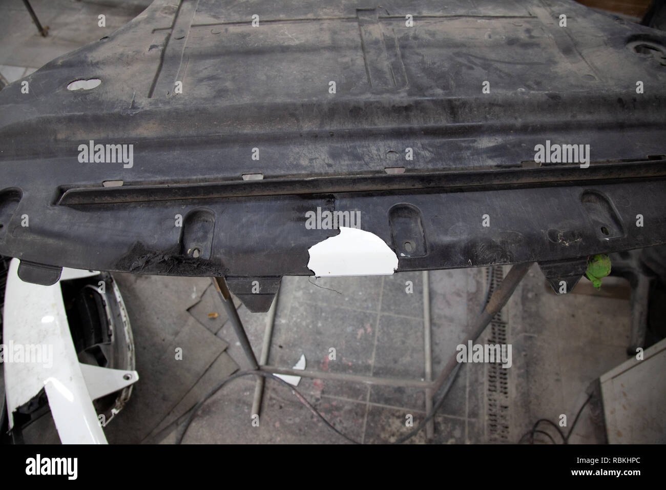 Repair of plastic car body trim by gluing and soldering a broken piece