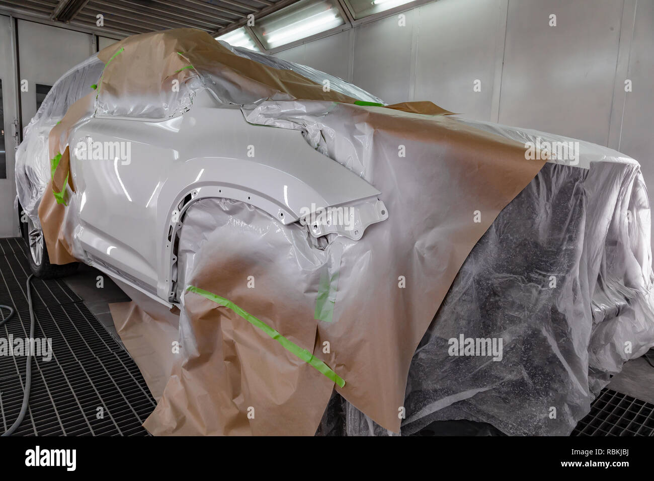 Painting the car with a paintandlacquer coating after the damage to