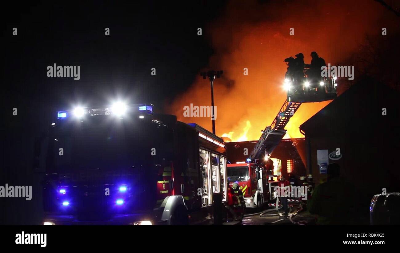 Fire - big fire - fire-brigade - aerial ladder - Respiratory protection - Loescheinsatz - flames - Loescharbeiten - large fire - firefighters - A major fire destroyed in the aftert to 01/10/2019 over one hundred years old farm in Muehlenrade (duchy Lauenburg) down to the foundations. | usage worldwide Stock Photo