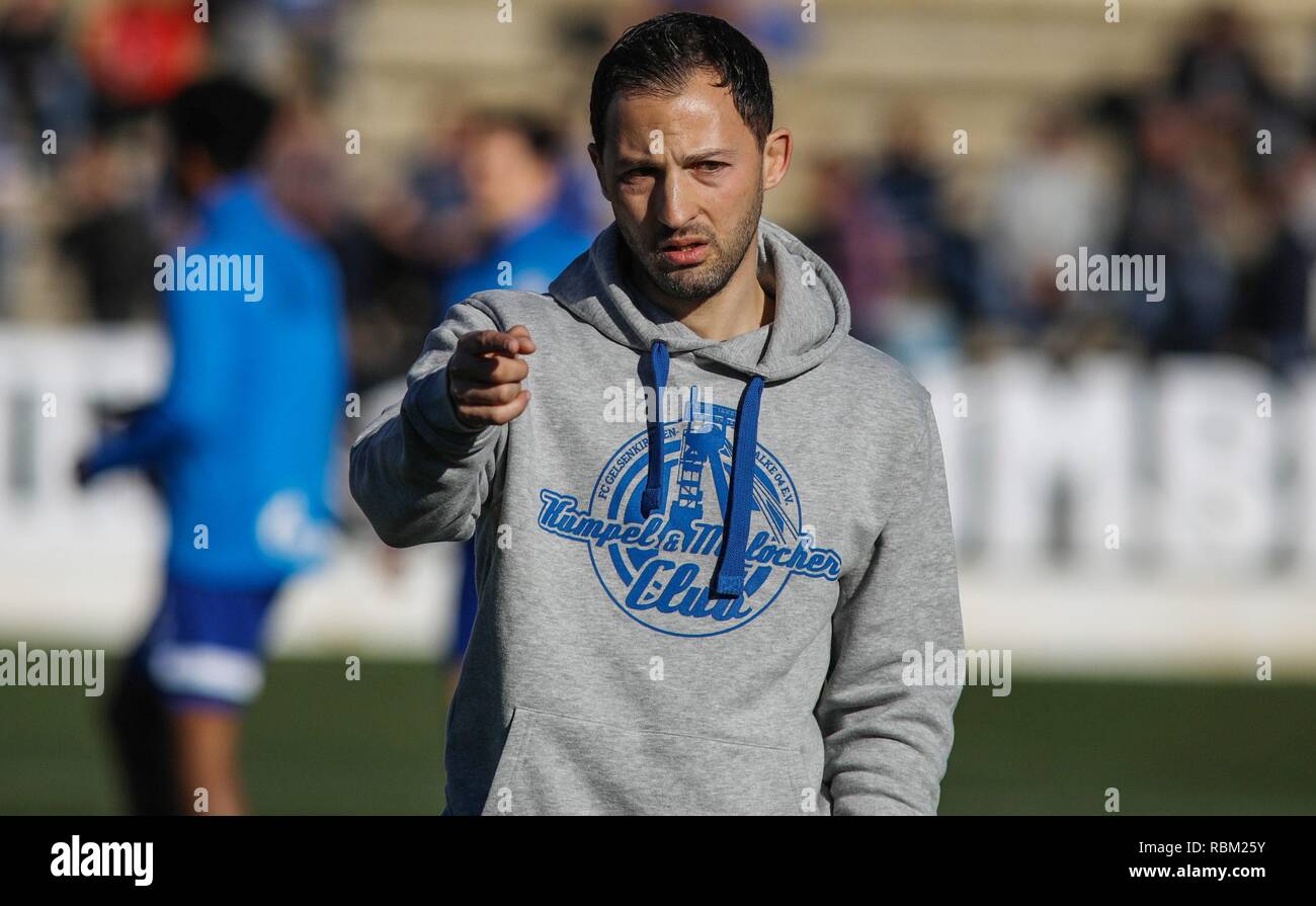 firo: 11.01.2019, football, 1.Bundesliga, season 2018/2019, FC Schalke 04 - Genk test game coach Domenico Tedesco, gesture, in the buddy and Malocher sweater | usage worldwide Stock Photo