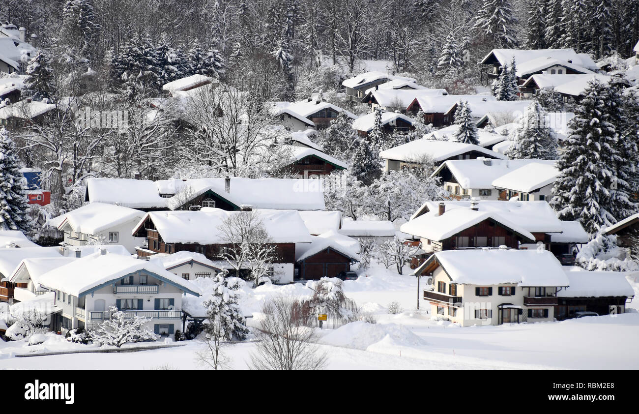 Ruhpolding, Germany. 11th Jan, 2019. Snow covers the houses and landscape of the city. The heavy snowfalls of the past few days continue to keep the emergency forces in suspense in southern Bavaria and new snow is already approaching. According to the authorities, more than 1000 helpers have been deployed in the southern districts of Upper Bavaria. Credit: Tobias Hase/dpa/Alamy Live News Stock Photo
