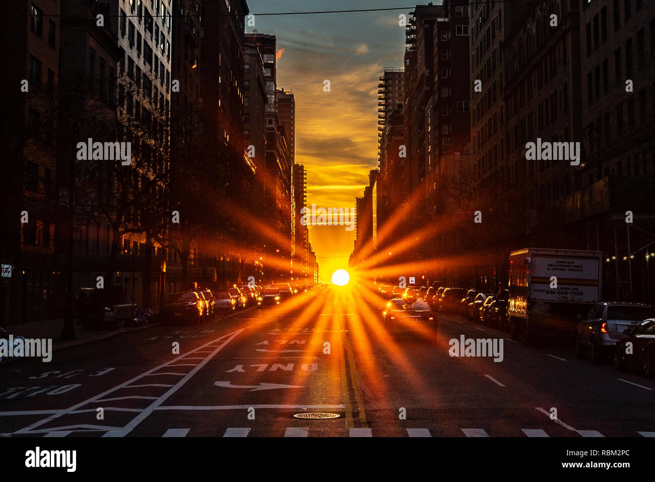 New York, USA. 11th Jan 2019. The rising sun is seen from Manhattan during the Winter Solstice. Twice a year the sun is perfectly aligned with the East-West streets of the main New York City street grid, a phenomenon called Manhattanhenge or Manhattan Solstice. Credit: Enrique Shore/Alamy Live News Stock Photo