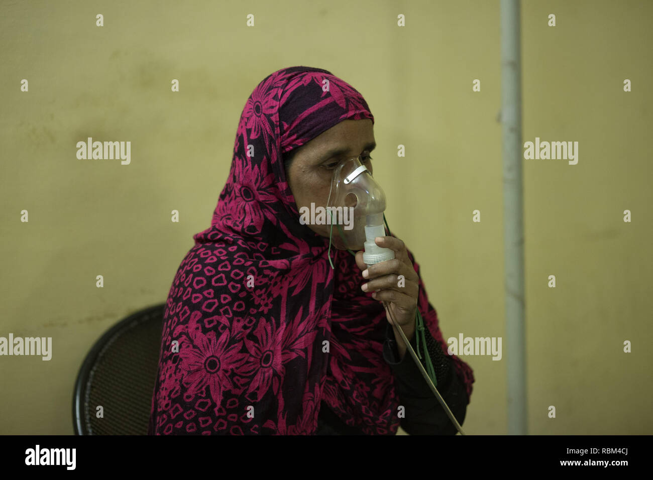 India. 10th Mar, 2017. A patient seen at Sambhavna Clinic using an oxygen mask to aid her breathing.Sambhavna Clinic Cares for victims of the Bhopal Gas Disaster.The Bhopal Gas Disaster was a gas leak incident on the night of 2-3 December 1984 at the Union Carbide plant in Bhopal. Over 500,000 people were exposed to the toxic methyl isocyanate (MIC) gas as they slept. The final death toll is estimated to be between 15,000 and 20,000. Credit: Ryan Ashcroft/SOPA Images/ZUMA Wire/Alamy Live News Stock Photo