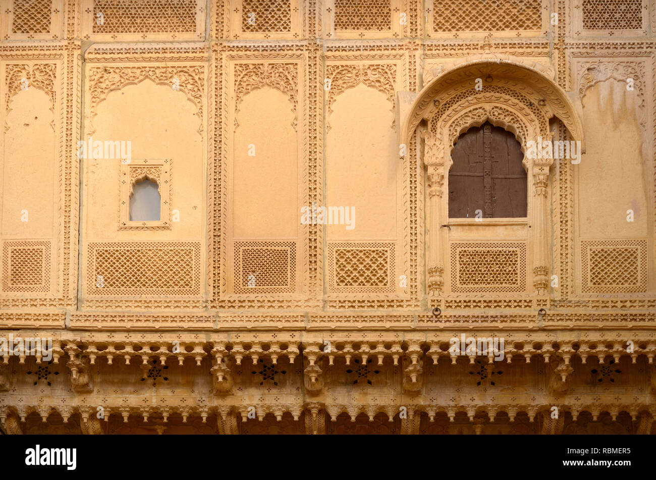 Jaisalmer fort carved windows hi-res stock photography and images - Alamy