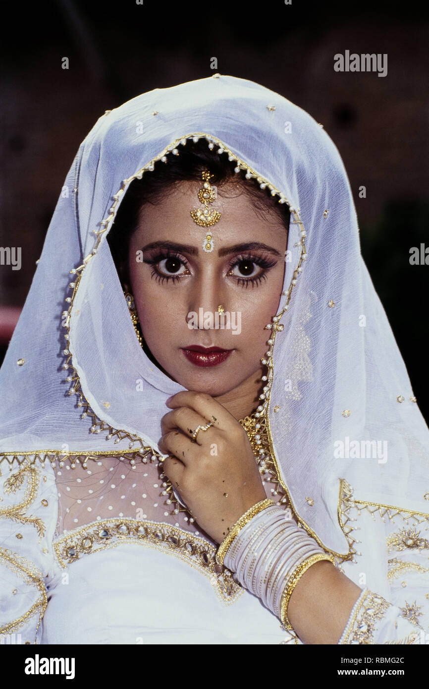 Urmila Matondkar (@urmilamatondkarofficial) • Instagram photos and videos, image size:866x1390