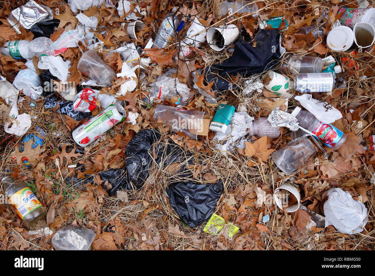 Litter and garbage strewn about Stock Photo Alamy