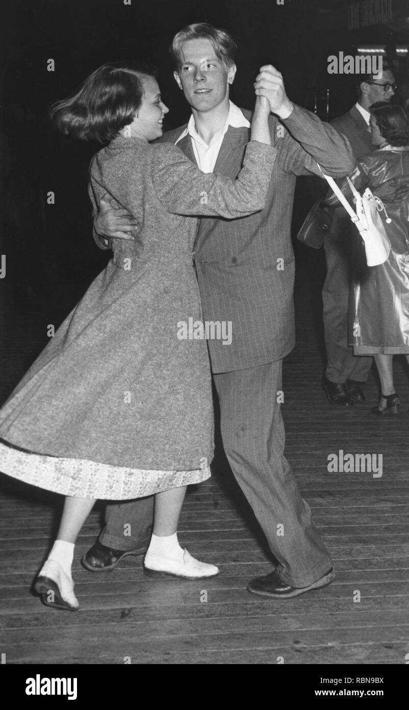 Dancing in the 1940s. A couple at a dance holding each other close, moving to the music at a dance event.  Photo Kristoffersson Sweden 1950. Stock Photo
