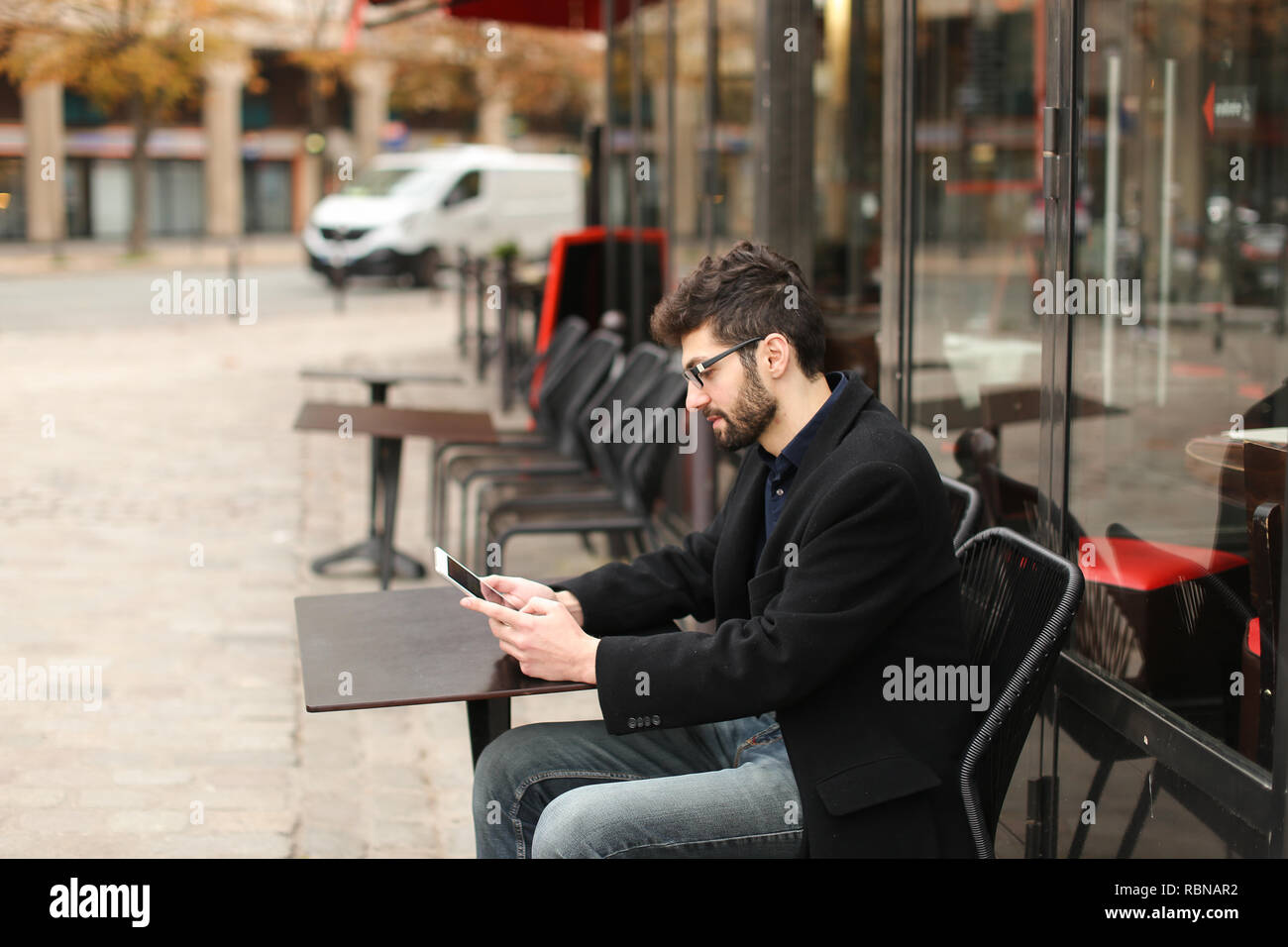 online-poker-player-using-tablet-at-cafe-table-in-RBNAR2.jpg