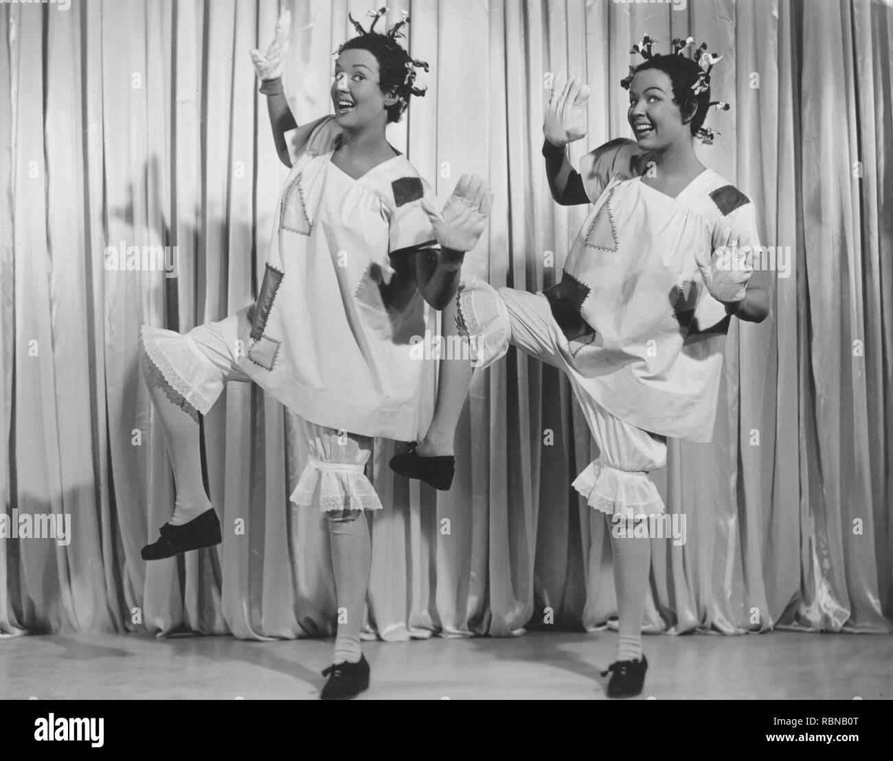 Dancing in the 1940s. Betty Grable and June Haver during the recording of the film The Dolly Sisters 1945 Stock Photo