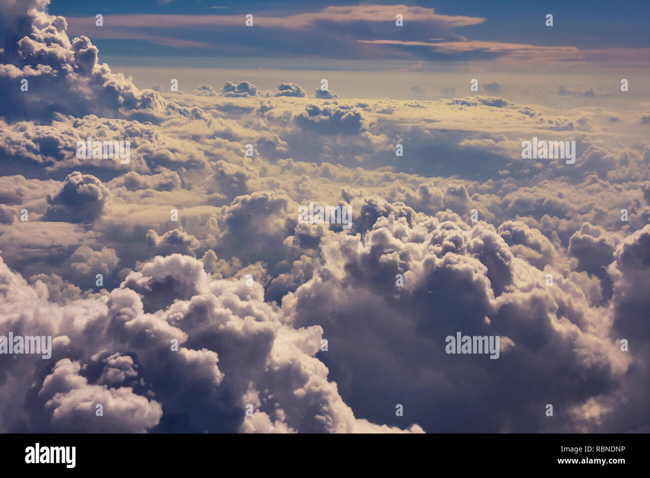 Airplane arriving hi-res stock photography and images - Alamy