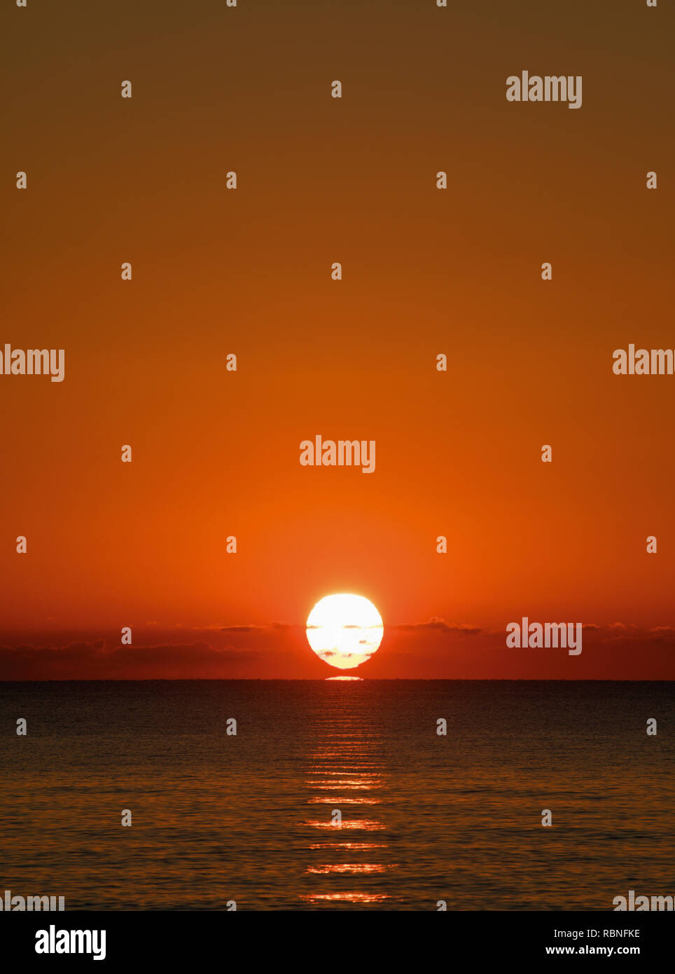 Sun over water horizon hi-res stock photography and images - Alamy