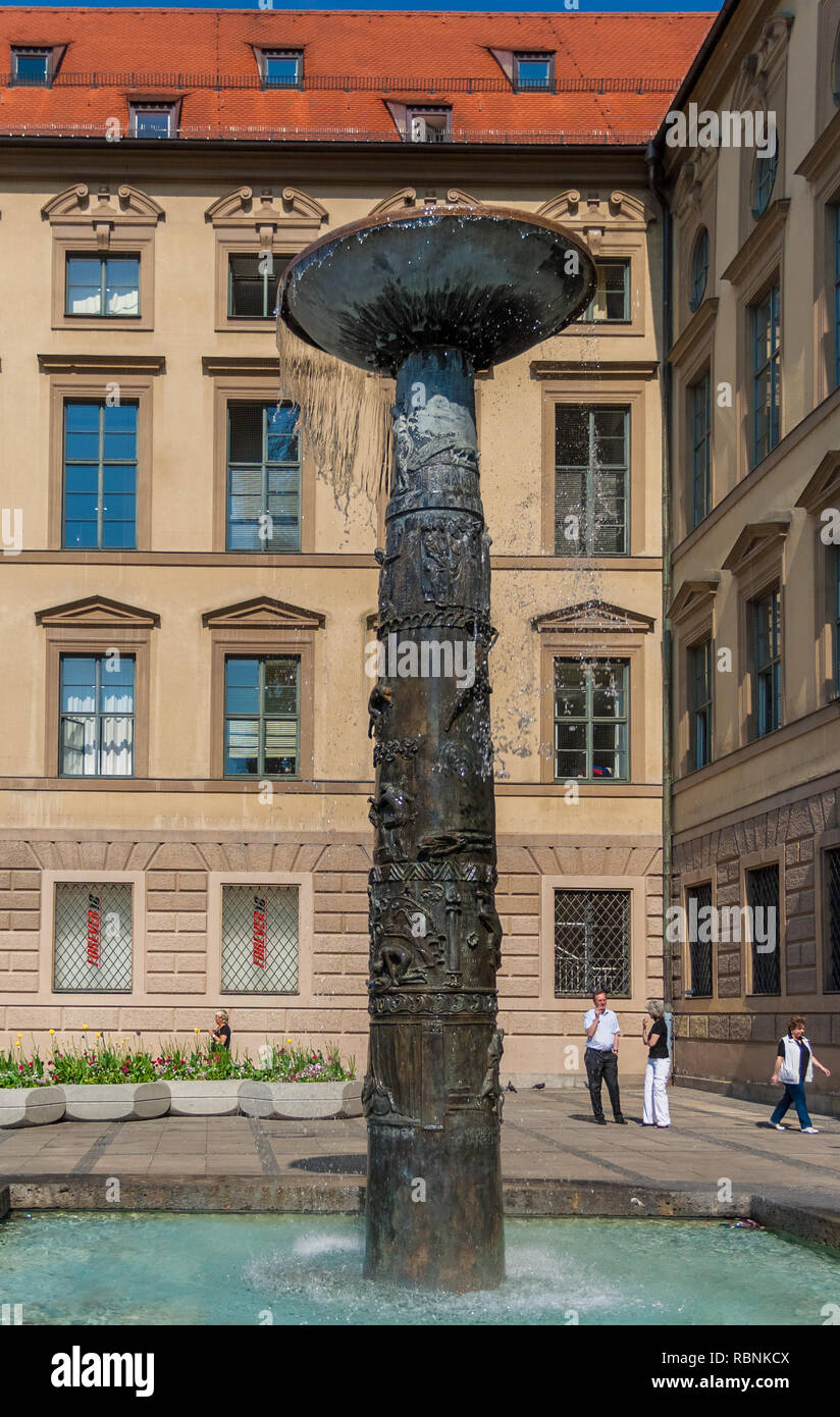 Great full view of the Richard-Strauss-Brunnen or Salomé-Brunnen, a bronze pillar fountain built in 1962 as a memorial to Munich's most famous... Stock Photo