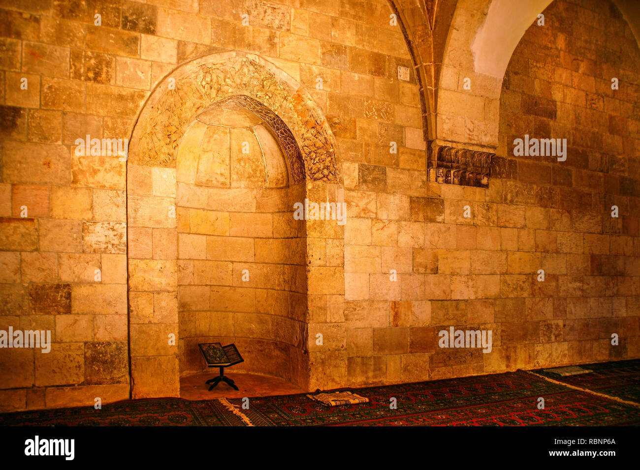 Middle East 1950-1955: Syria View of the city of Aleppo with the citadel  above Date: 1950 Location: Aleppo, Syria Keywords: fortresses, landscapes,  panoramas Stock Photo - Alamy