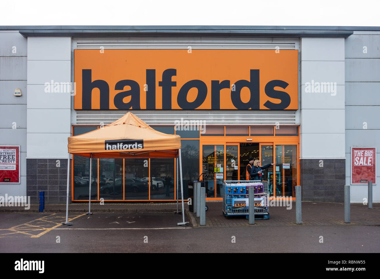 The Halfords car maintenance store  at Reading Retail Park, on Oxford Road, Reading, UK Stock Photo