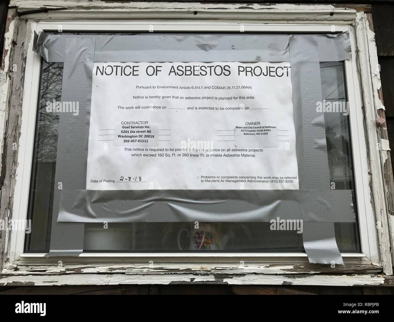 ‘Notice of Asbestos Project‘ sign, Vacant house, 700 Homestead Street, Baltimore, MD 21218 (39875675020). Stock Photo