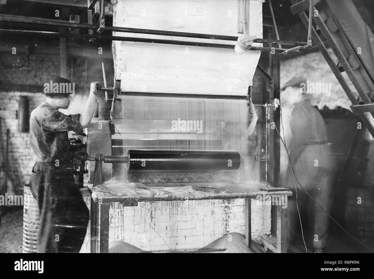 10x15 Opname van de fabricage van asfaltpapier bij de NV Biteer te Huizen, Bestanddeelnr 256-0543. Stock Photo