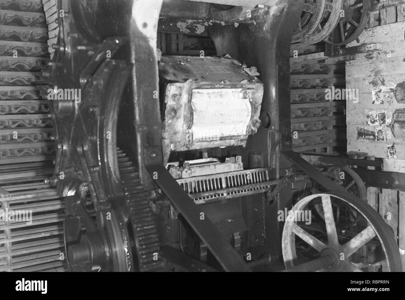 10x15 Revolverdakpanpers met geopend scherm van de firma Oosthoek te Alphen aan , Bestanddeelnr 256-0619. Stock Photo