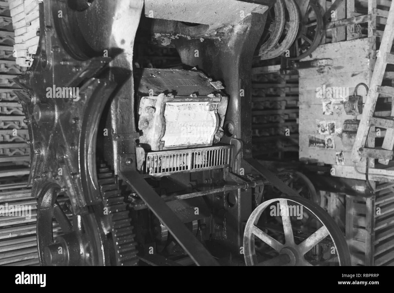 10x15 Revolverdakpanpers met gesloten scherm van de firma Oosthoek te Alphen aan, Bestanddeelnr 256-0615. Stock Photo