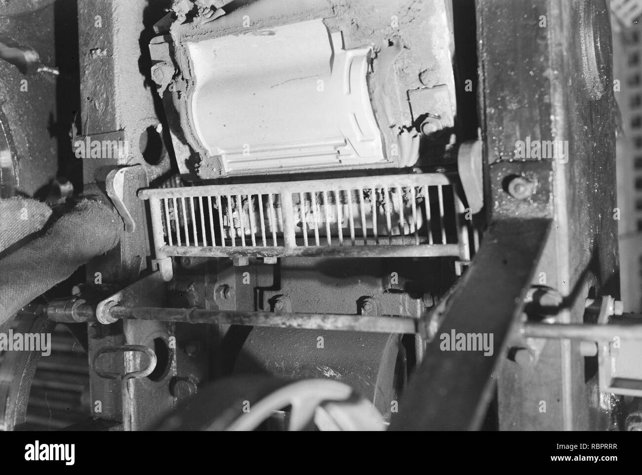 10x15 Revolverdakpanpers met gesloten scherm van de firma Oosthoek te Alphen aan, Bestanddeelnr 256-0616. Stock Photo