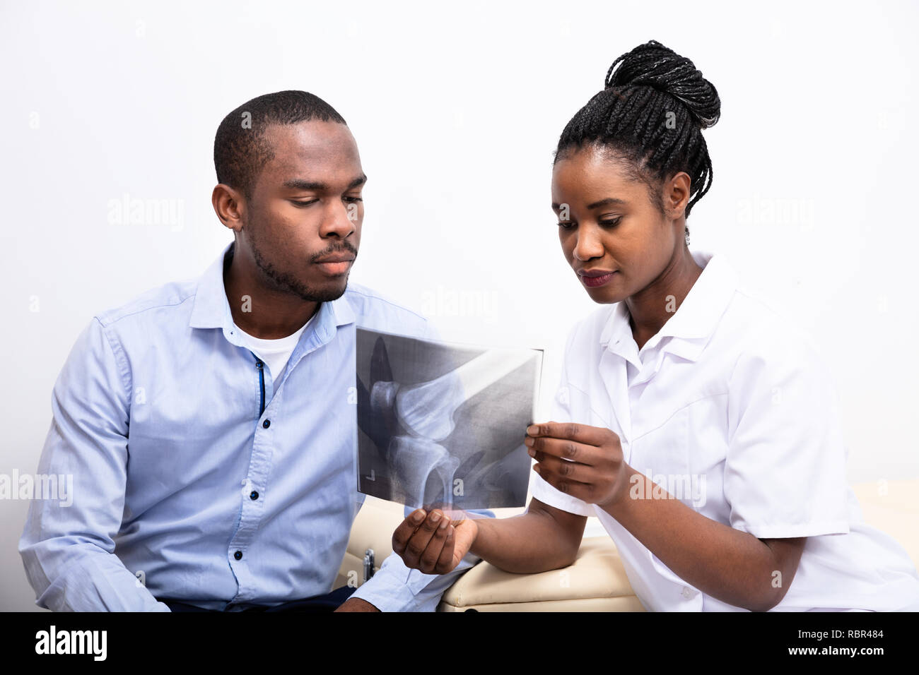 Black female doctor x ray hi-res stock photography and images - Alamy