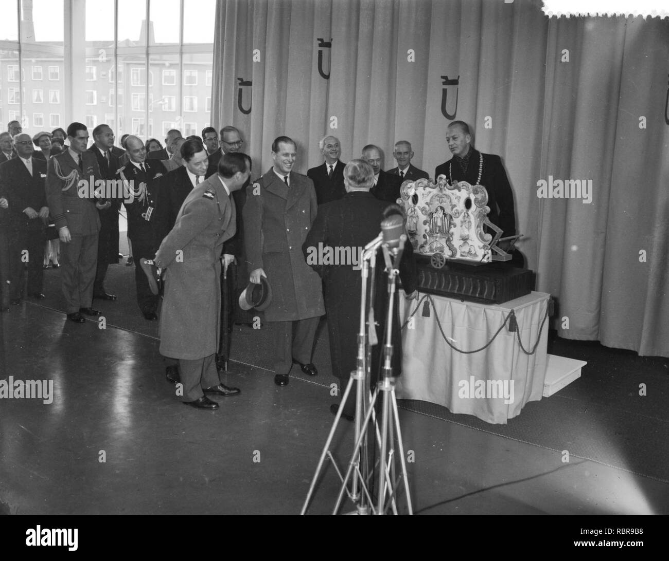 Aanbieden van draaiorgel voor Prins Charles, Bestanddeelnr 909-4400. Stock Photo