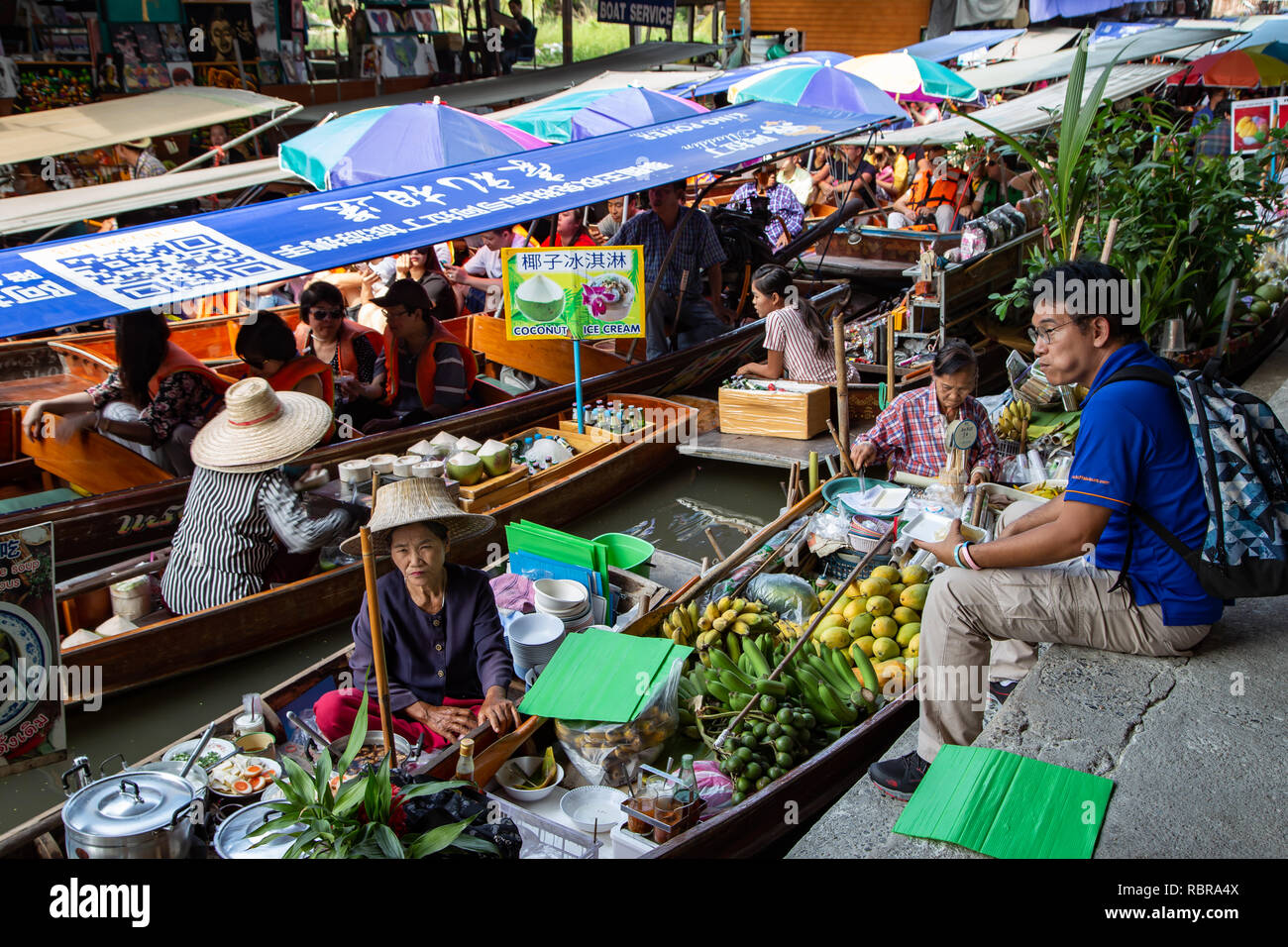 Ратчабури бангкок. Плавучий рынок Дамноен Садуак Таиланд. Рынок на воде в Бангкоке. Речные рынки Бангкока. Floating Market Ratchaburi.
