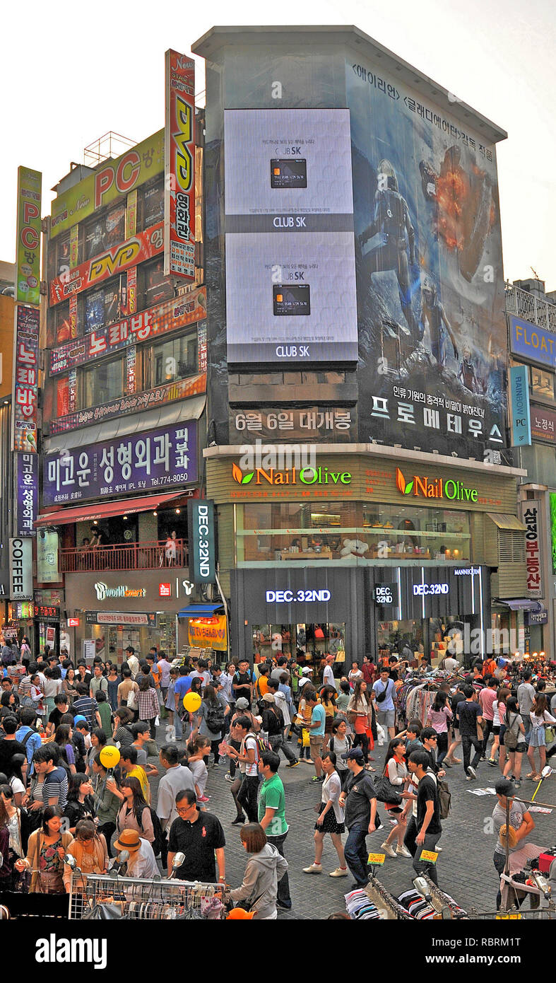 Sidewalk street seoul hi-res stock photography and images - Alamy