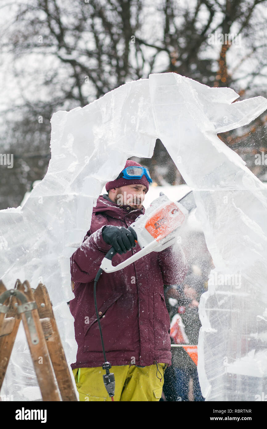 Ice sculptor chainsaw hi-res stock photography and images - Alamy