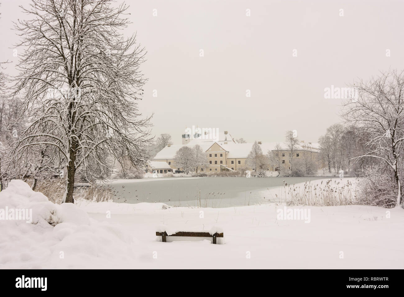 Seeon-Seebruck: Seeon Abbey, lake Klostersee, church Sankt Lambert, snow in Oberbayern, Chiemsee Alpenland, Upper Bavaria, Bayern, Bavaria, Germany Stock Photo