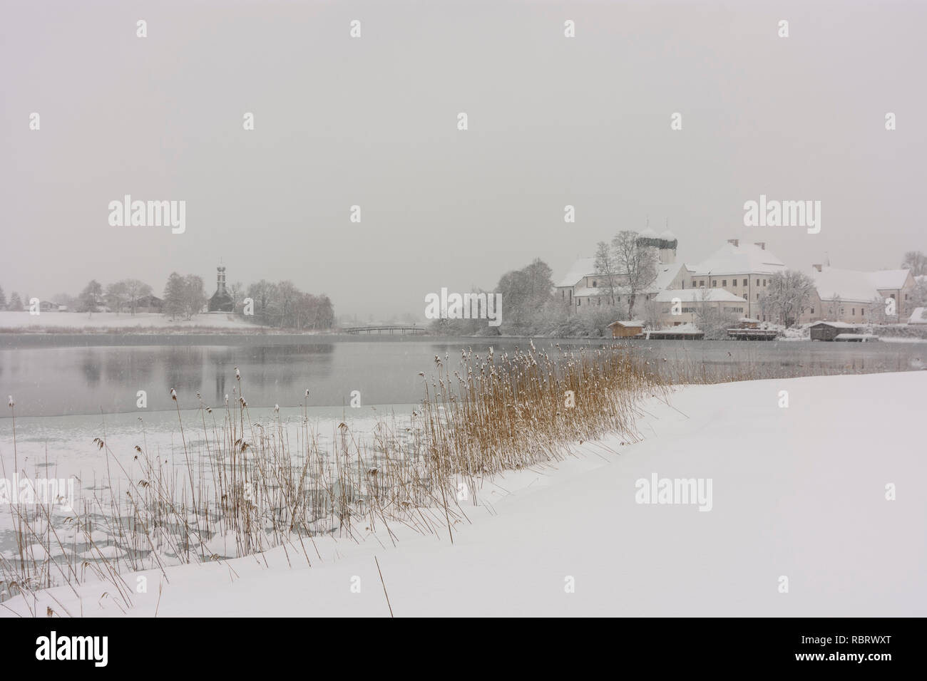 Seeon-Seebruck: Seeon Abbey, lake Klostersee, church Sankt Lambert, snow in Oberbayern, Chiemsee Alpenland, Upper Bavaria, Bayern, Bavaria, Germany Stock Photo