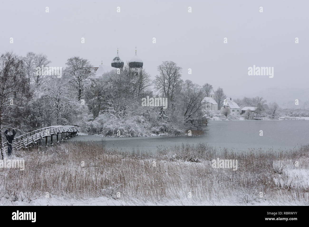 Seeon-Seebruck: Seeon Abbey, lake Klostersee, church Sankt Lambert, snow in Oberbayern, Chiemsee Alpenland, Upper Bavaria, Bayern, Bavaria, Germany Stock Photo