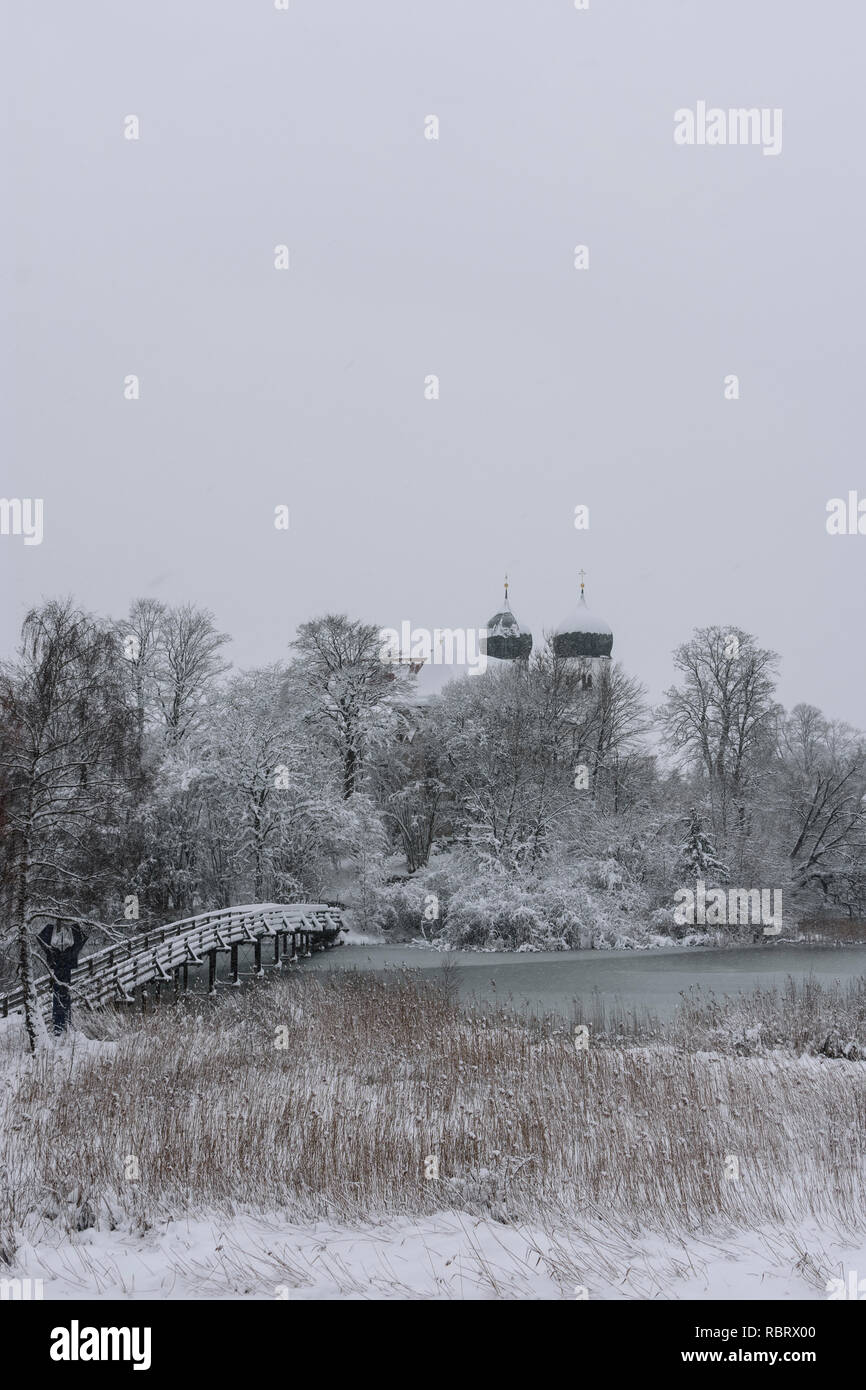 Seeon-Seebruck: Seeon Abbey, lake Klostersee, church Sankt Lambert, snow in Oberbayern, Chiemsee Alpenland, Upper Bavaria, Bayern, Bavaria, Germany Stock Photo