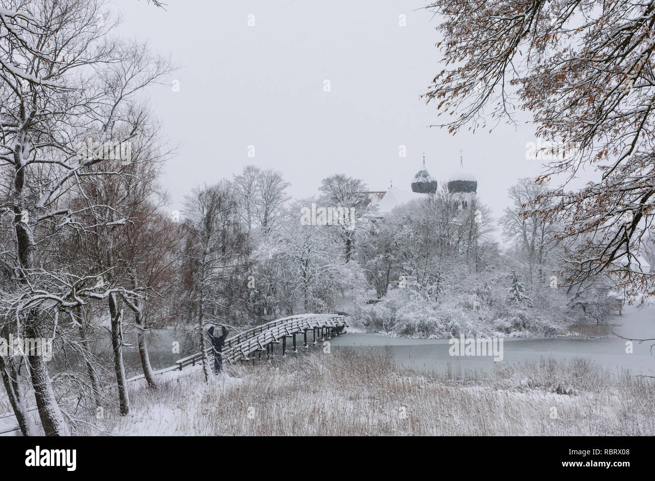 Seeon-Seebruck: Seeon Abbey, lake Klostersee, church Sankt Lambert, snow in Oberbayern, Chiemsee Alpenland, Upper Bavaria, Bayern, Bavaria, Germany Stock Photo