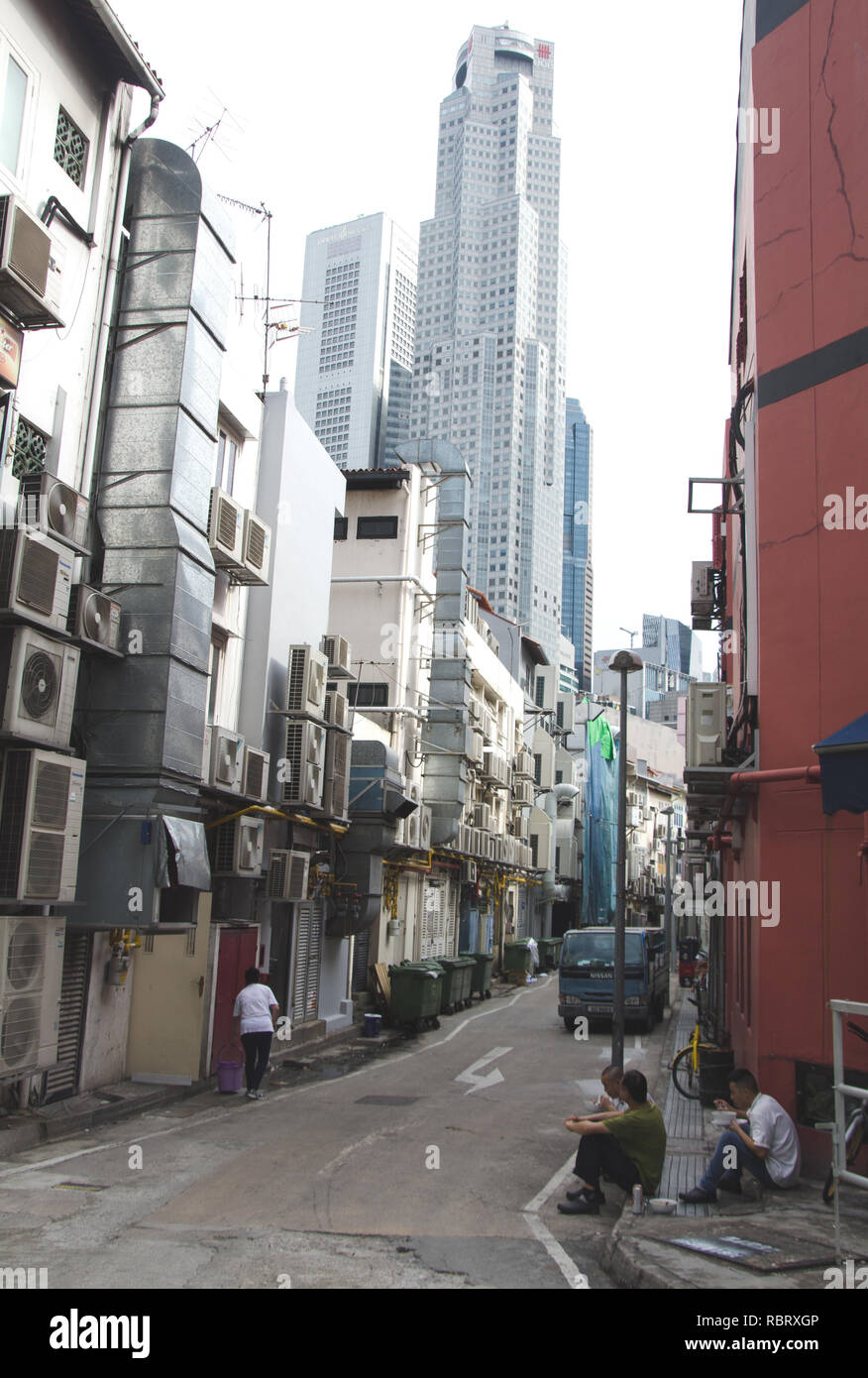Every city has its back alleys; this one is in wealthy, sophisticated Singapore Stock Photo