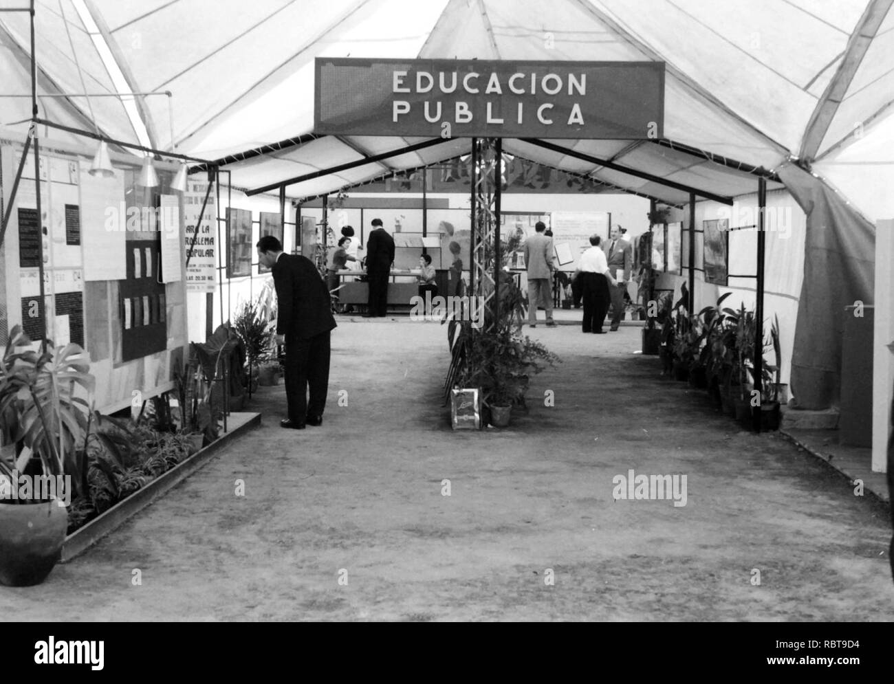 009652-016 ESTANTES DE LA FERIA DEL LIBRO NOVIEMBRE 20 1956 (32650149265). Stock Photo