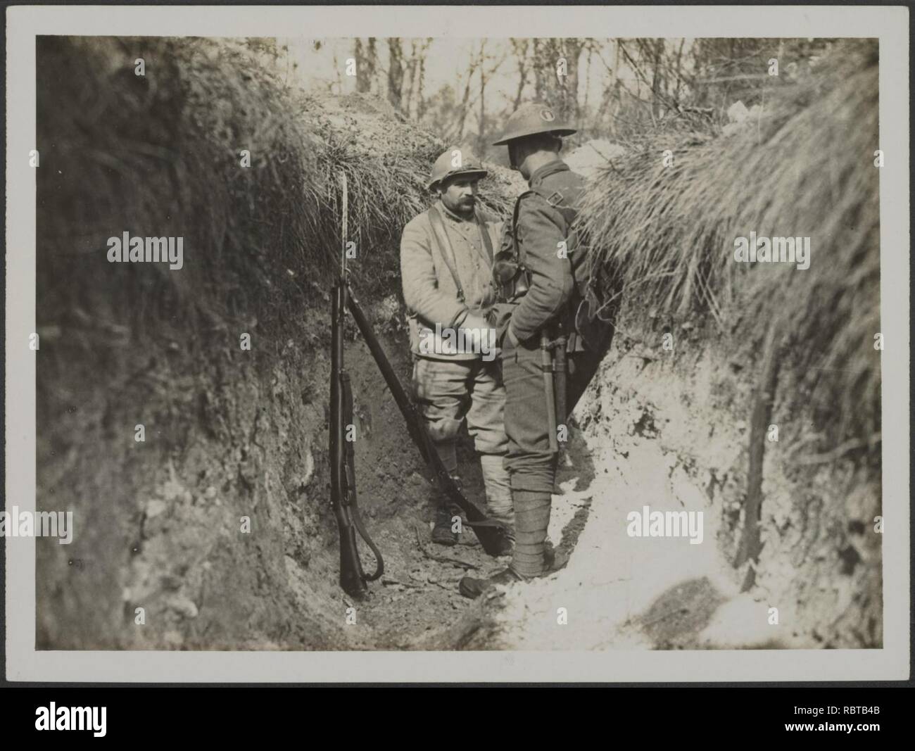 A photograph in the trenches where the French and British are side by side., Bestanddeelnr 158