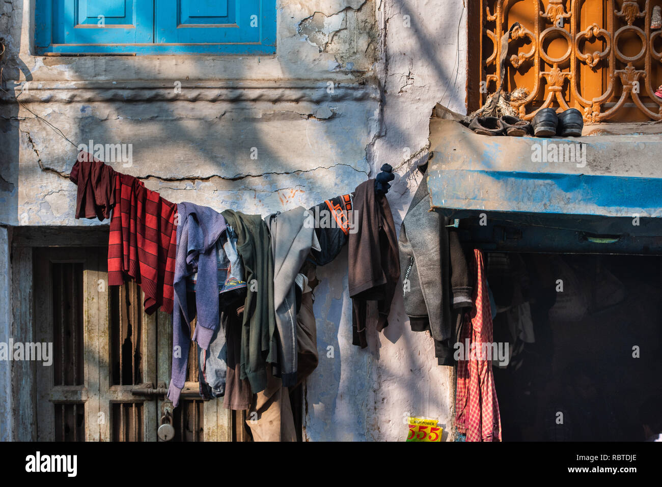 Detail of a house with clothes drying in the narrow lanes of Chandni Chowk, Delhi, India Stock Photo
