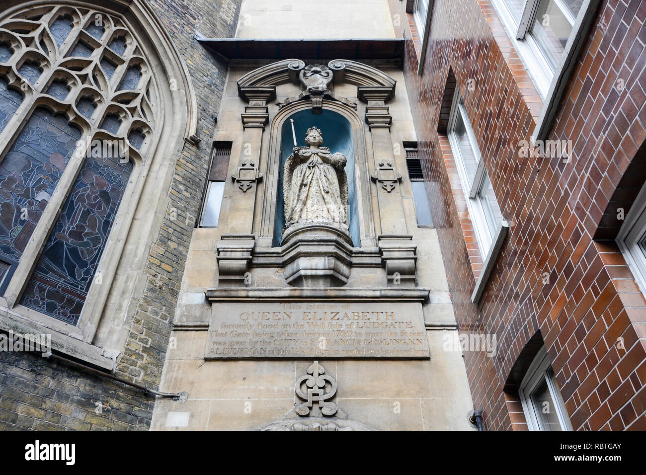 Statue of Queen Elizabeth 1, the Virgin Queen, outside the Guild Church of St Dunstan-in-the-West, Fleet Street, City of London, UK Stock Photo