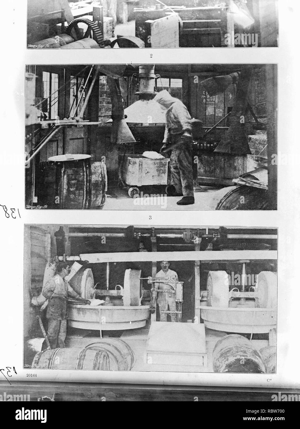 9x12 (negatief bevat twee opnames) Werknemers bezig met vullen en mengen, Bestanddeelnr 256-1076. Stock Photo