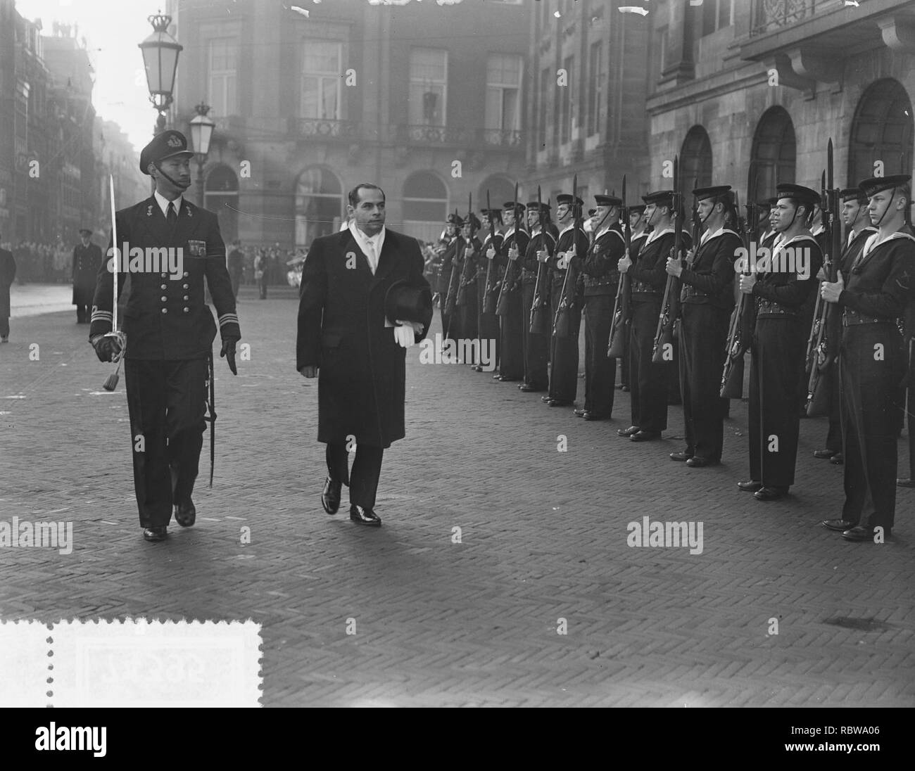 Aanbieding van geloofsbrieven aan koningin Juliana door Dr. V.G. Ricardo, de amb, Bestanddeelnr 907-4395. Stock Photo