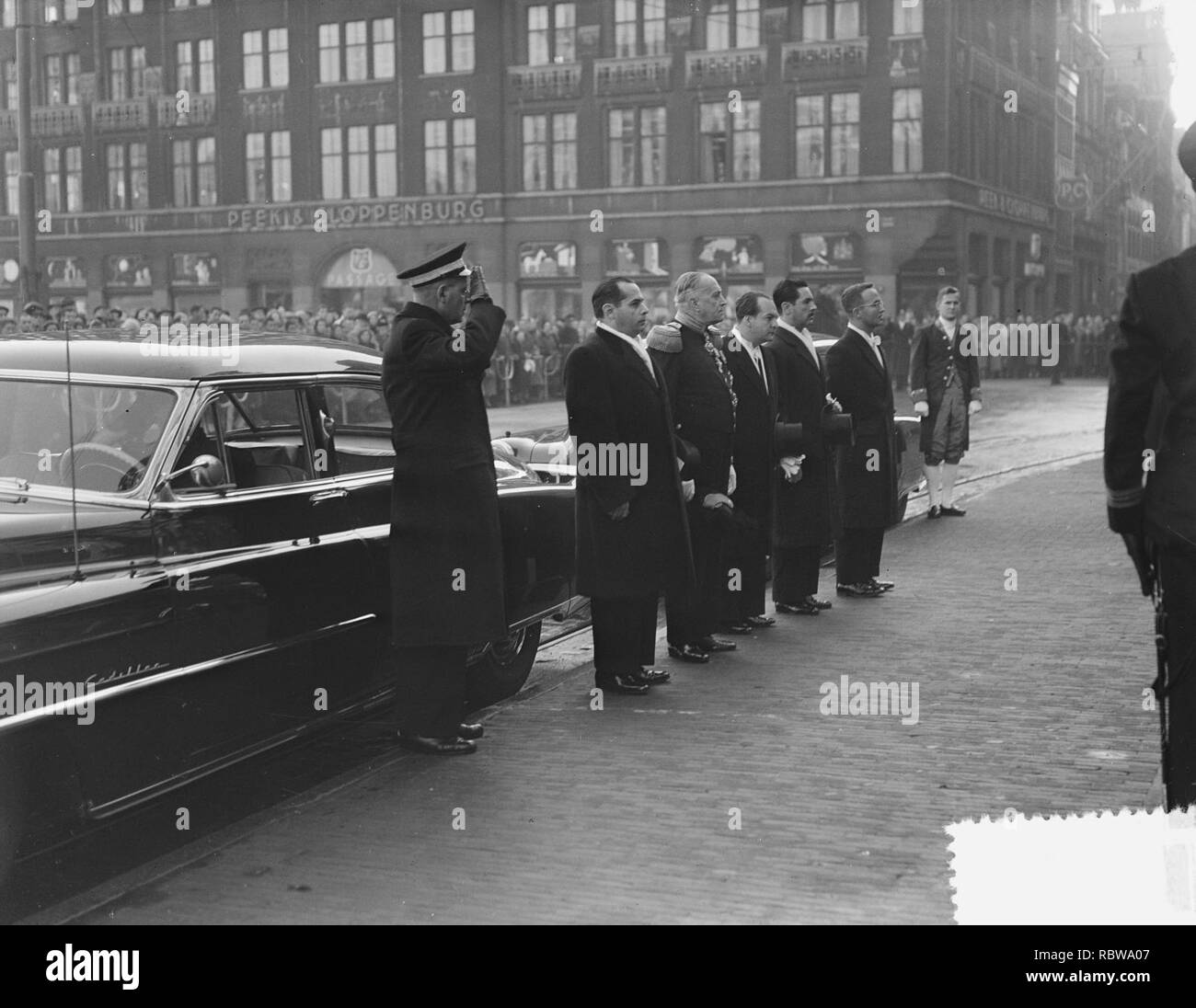 Aanbieding van geloofsbrieven aan koningin Juliana door Dr. V.G. Ricardo, de amb, Bestanddeelnr 907-4396. Stock Photo