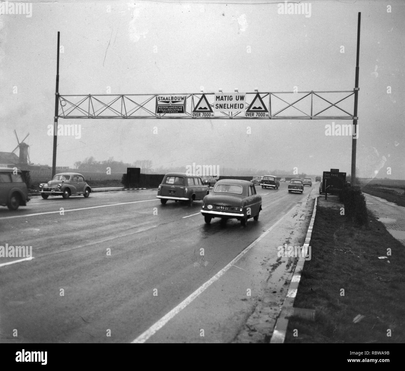 Aanbrengen van waarschuwingsborden op de weg Den Haag Rotterdam, Bestanddeelnr 910-0386. Stock Photo