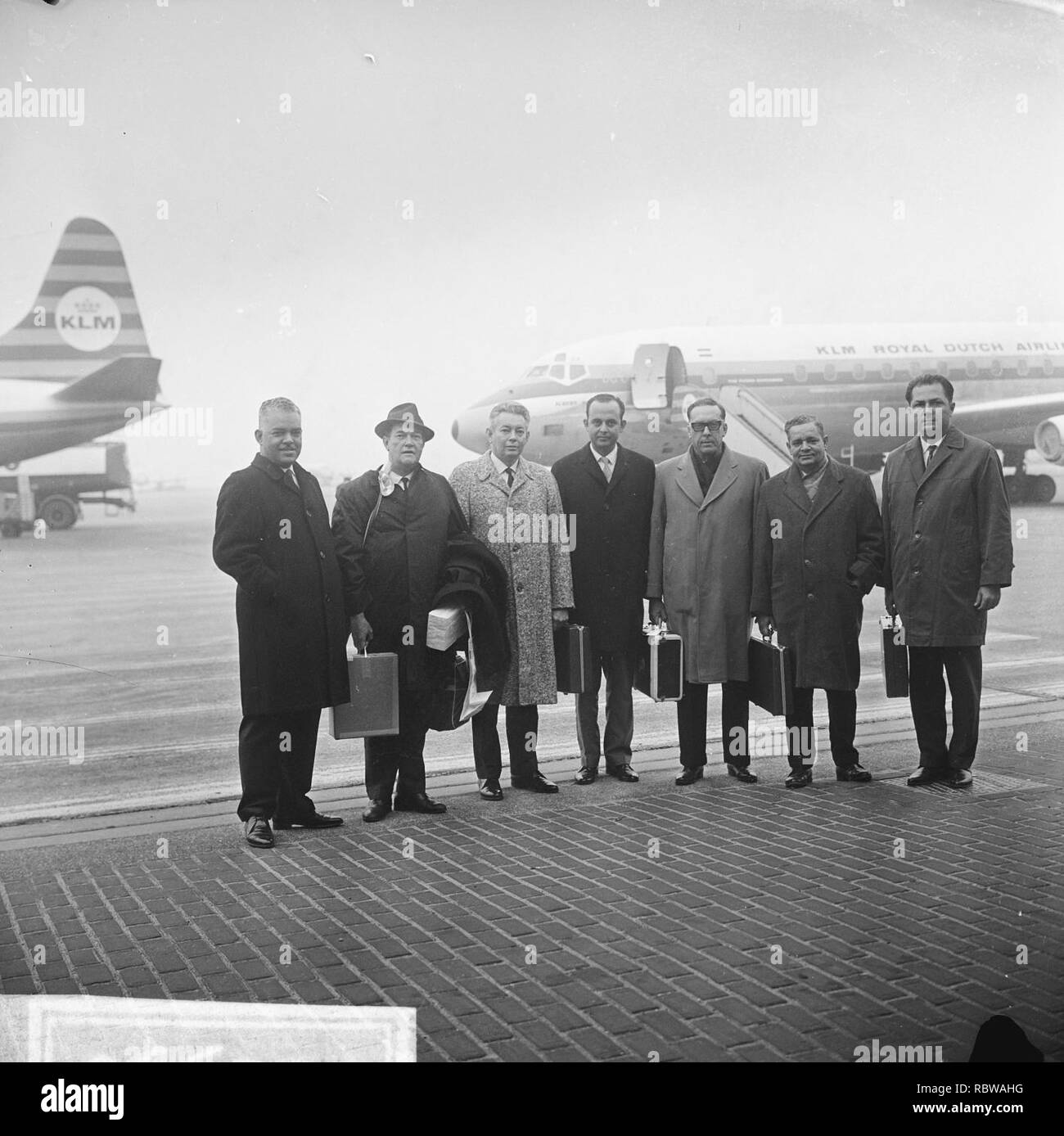 Aankomst afgevaardigden van Nederlandse Antillen op Schiphol afgehaald door de h, Bestanddeelnr 918-8590. Stock Photo