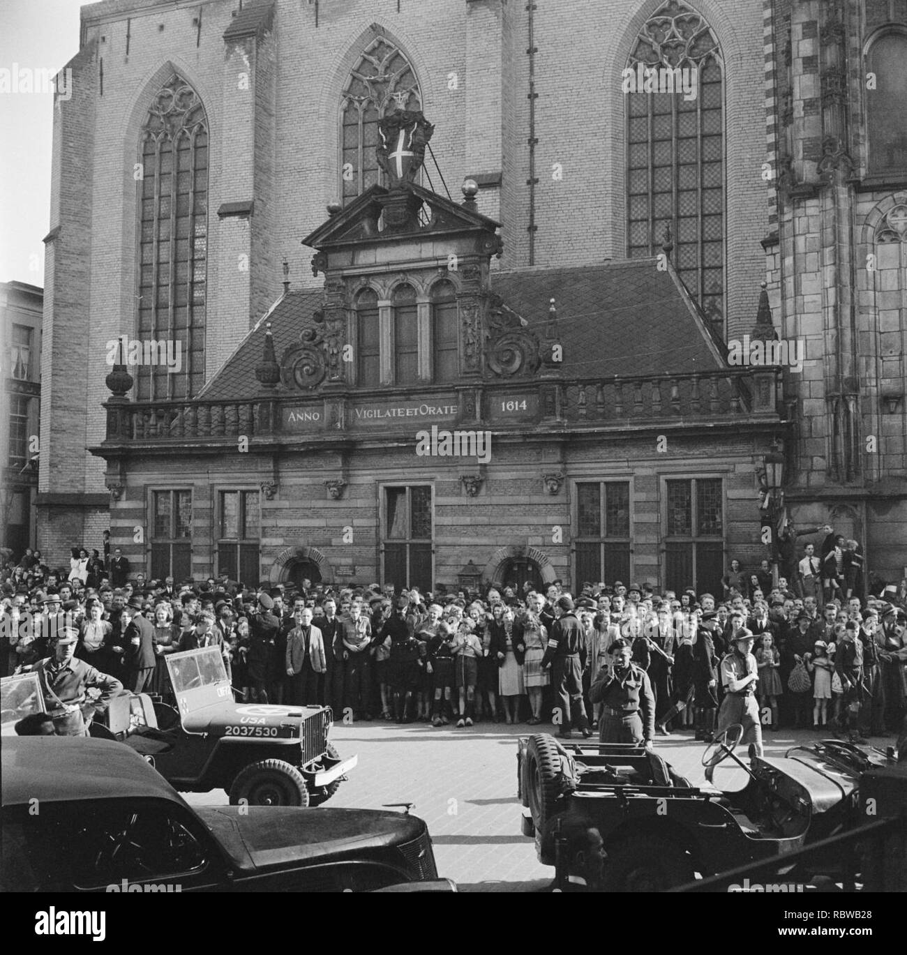 Aankomst bij de Grote Kerk en Hoofdwacht te Zwolle, Bestanddeelnr 900-2519. Stock Photo