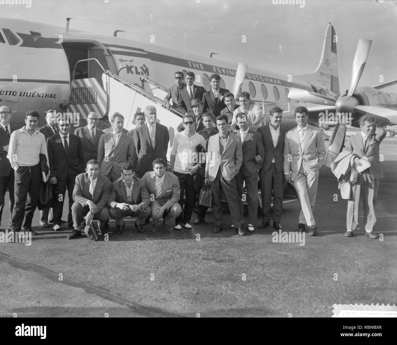 Aankomst elftal van Barcelona op Schiphol, het elftal voor het vliegtuig, Bestanddeelnr 911-5235. Stock Photo