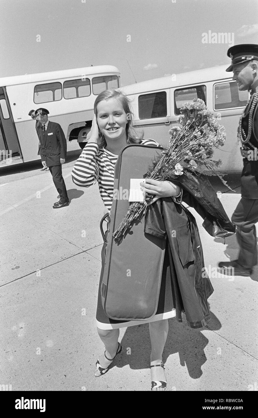 Aankomst Emmy Verhey op Schiphol, een gelukkige Emmy Verhey, Bestanddeelnr 919-2658. Stock Photo