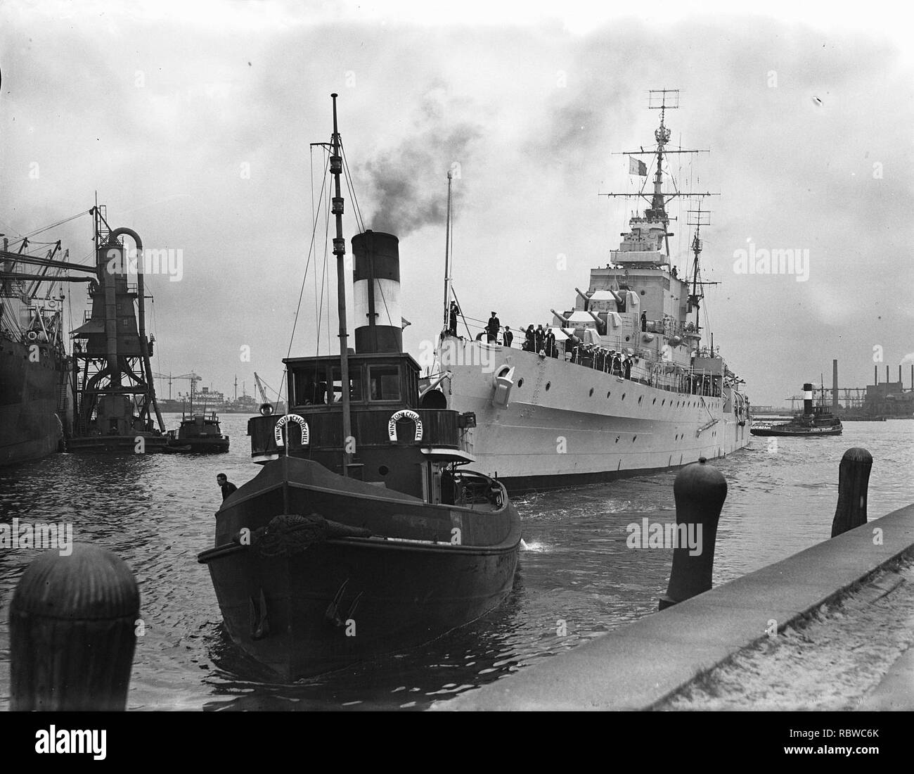Aankomst Engelse luchtverdedigingskruiser HMS 'Sirius', gebouwd 1940, gesloopt 1, Bestanddeelnr 902-2053. Stock Photo