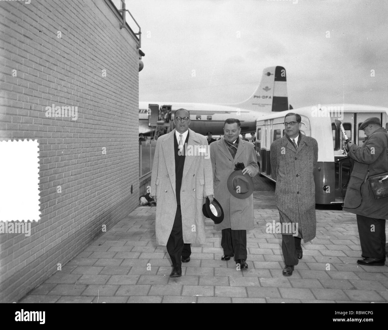 Aankomst Gouverneur Nederlandse Antillen mr. Struycken op Schiphol, Bestanddeelnr 907-7144. Stock Photo