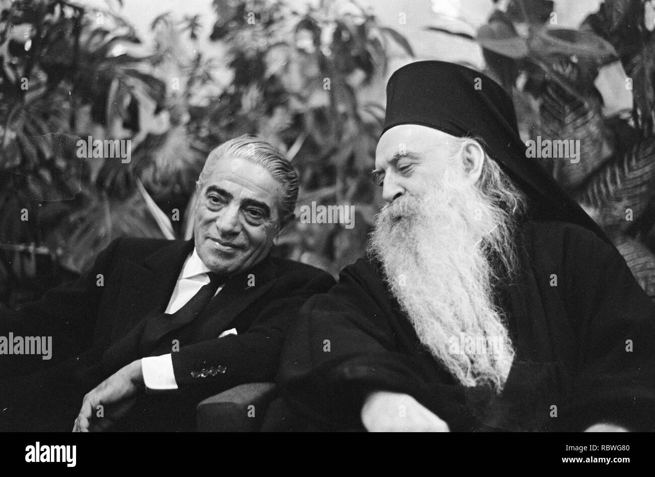 Aankomst Patriarch Athenagoras op Schiphol samen met Griekse reder Onassis. Onas, Bestanddeelnr 920-8103. Stock Photo